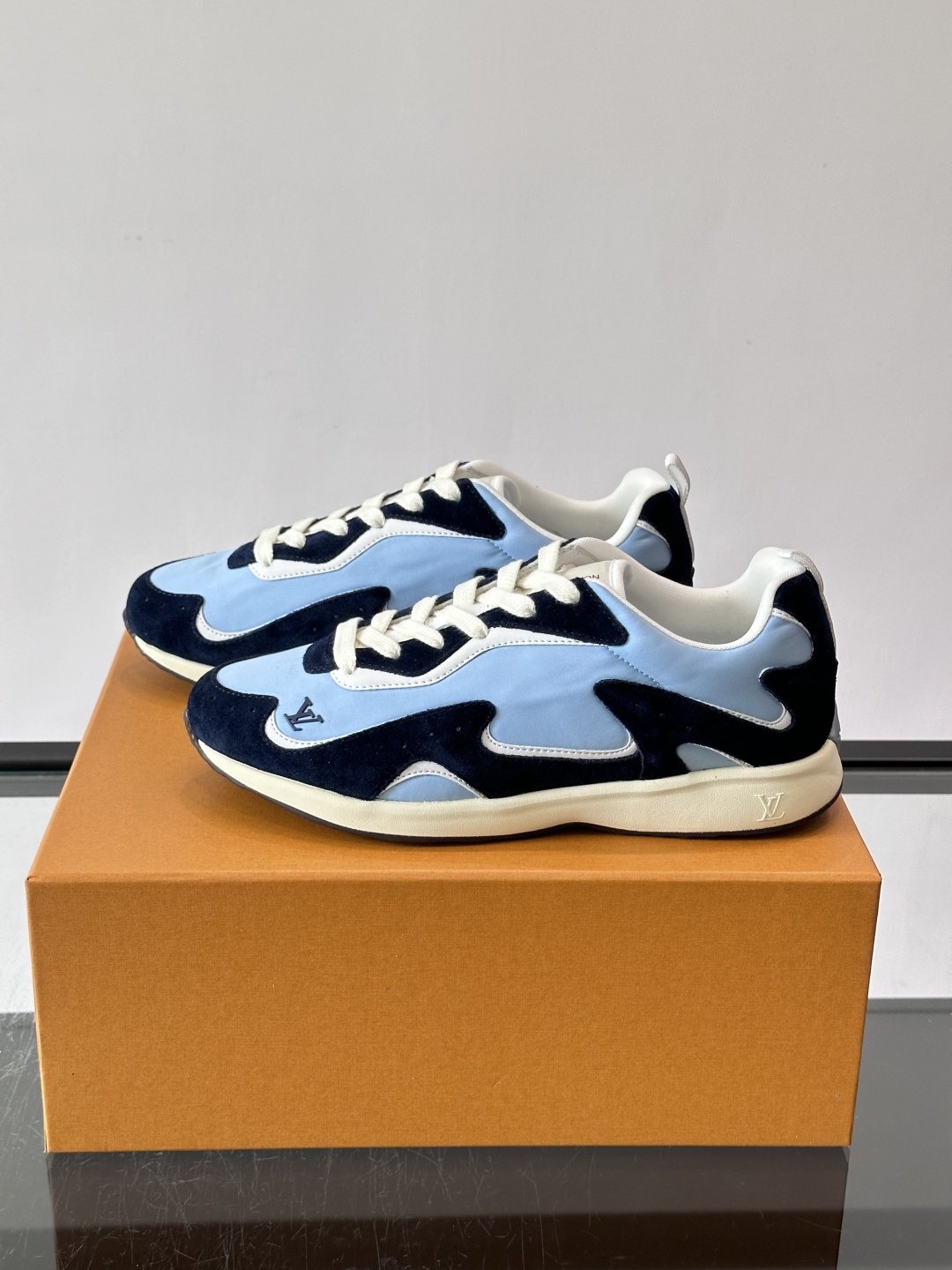 LV DROP-360 运动鞋 LV DROP-360 运动鞋因其仅 300 克的重量而得名，为绒面牛皮革搭配印有 Mo