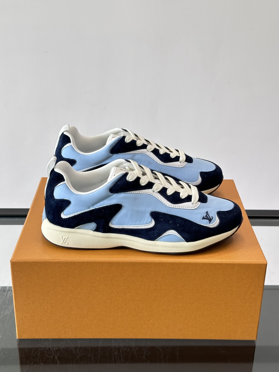 LV DROP-360 运动鞋 LV DROP-360 运动鞋因其仅 300 克的重量而得名，为绒面牛皮革搭配印有 Mo