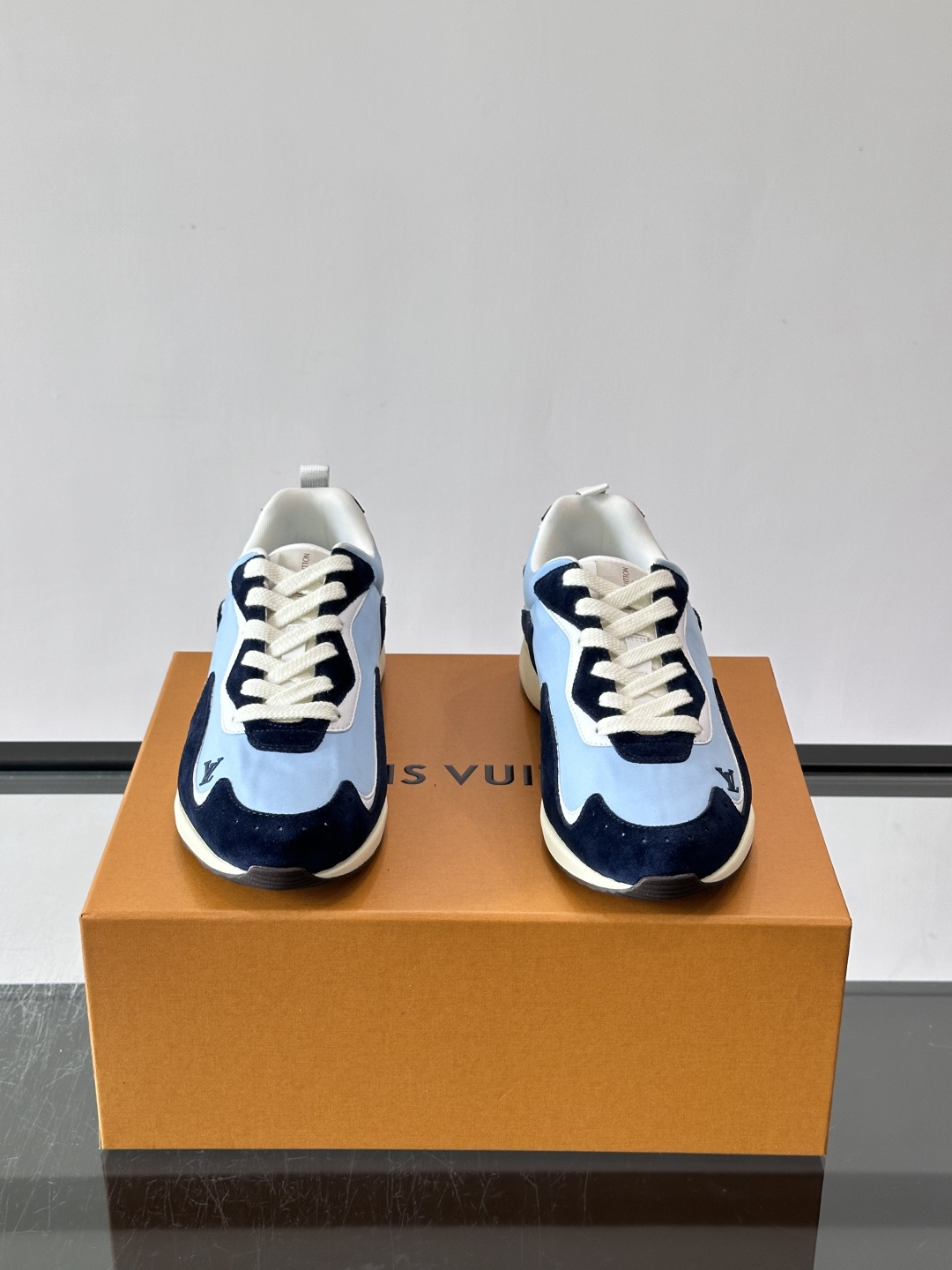 LV DROP-360 运动鞋 LV DROP-360 运动鞋因其仅 300 克的重量而得名，为绒面牛皮革搭配印有 Mo
