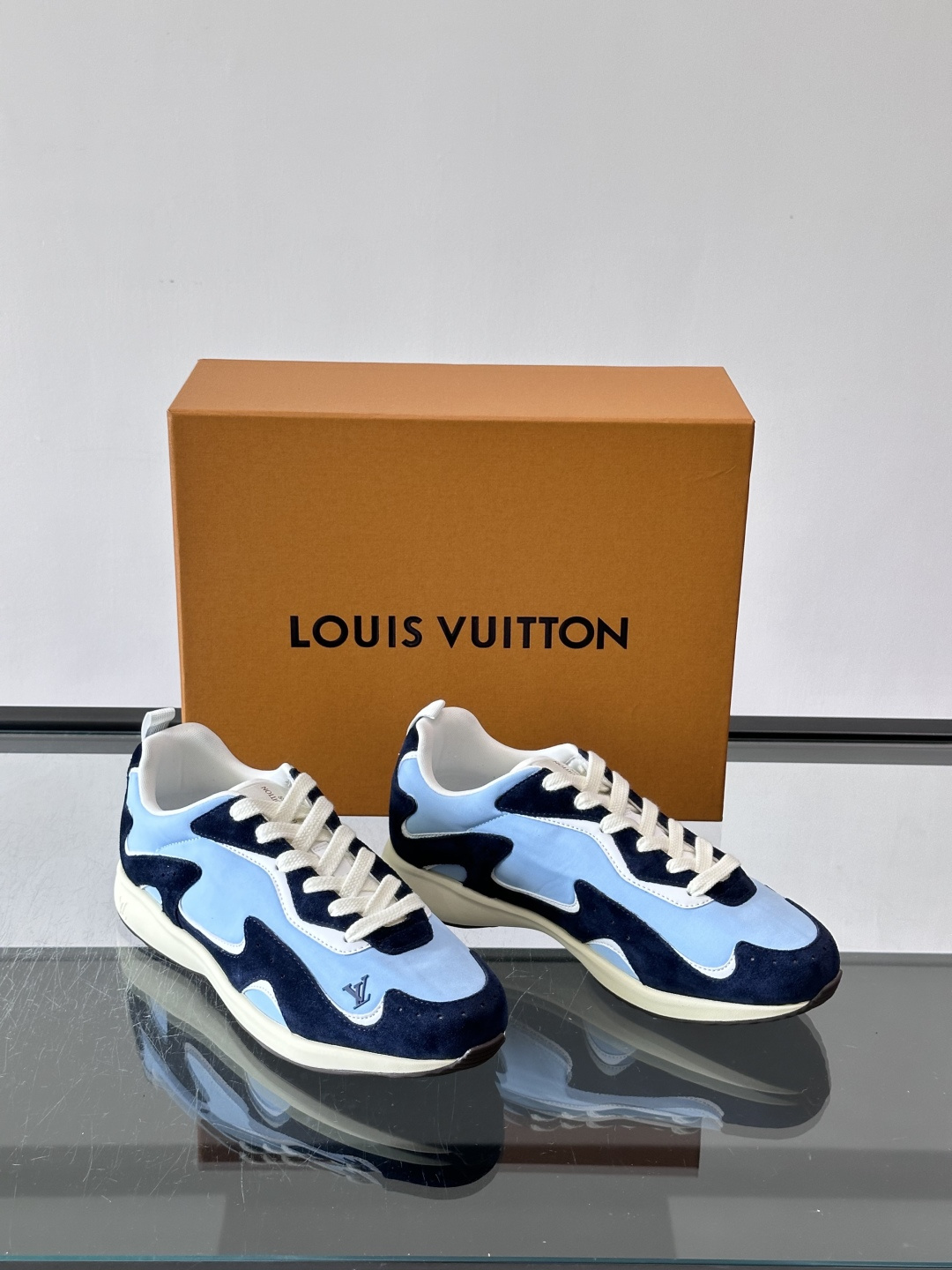 LV DROP-360 运动鞋 LV DROP-360 运动鞋因其仅 300 克的重量而得名，为绒面牛皮革搭配印有 Mo