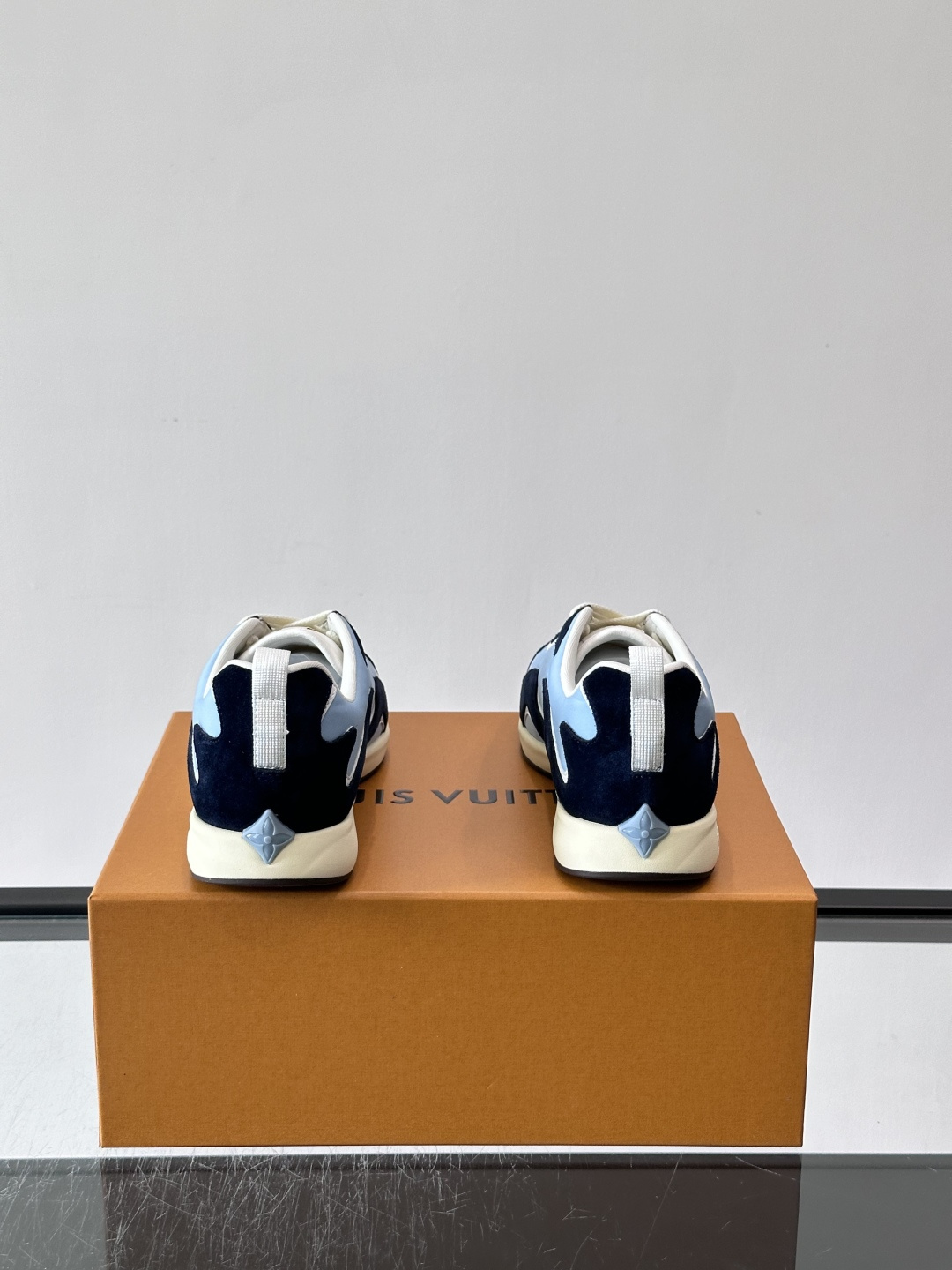 LV DROP-360 运动鞋 LV DROP-360 运动鞋因其仅 300 克的重量而得名，为绒面牛皮革搭配印有 Mo