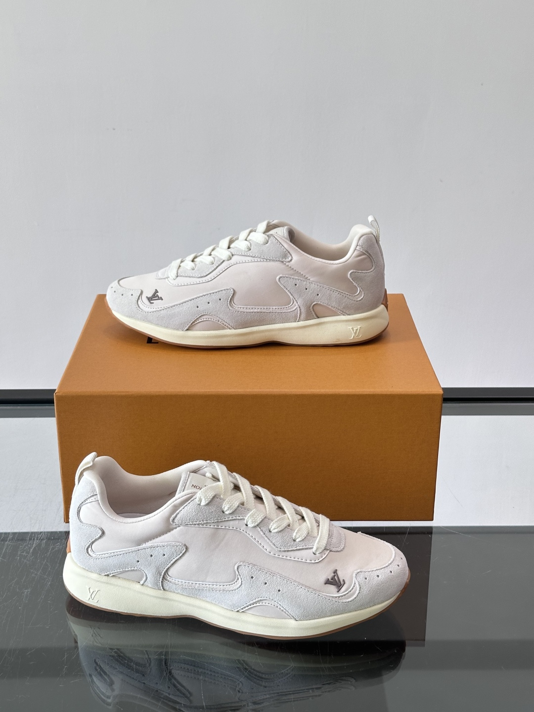 LV DROP-360 运动鞋 LV DROP-360 运动鞋因其仅 300 克的重量而得名，为绒面牛皮革搭配印有 Mo