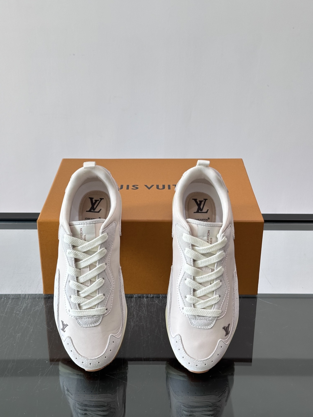 LV DROP-360 运动鞋 LV DROP-360 运动鞋因其仅 300 克的重量而得名，为绒面牛皮革搭配印有 Mo