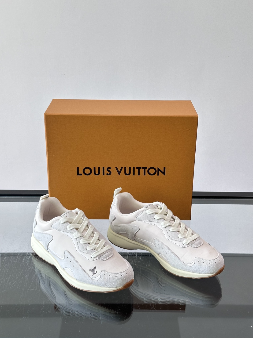LV DROP-360 运动鞋 LV DROP-360 运动鞋因其仅 300 克的重量而得名，为绒面牛皮革搭配印有 Mo