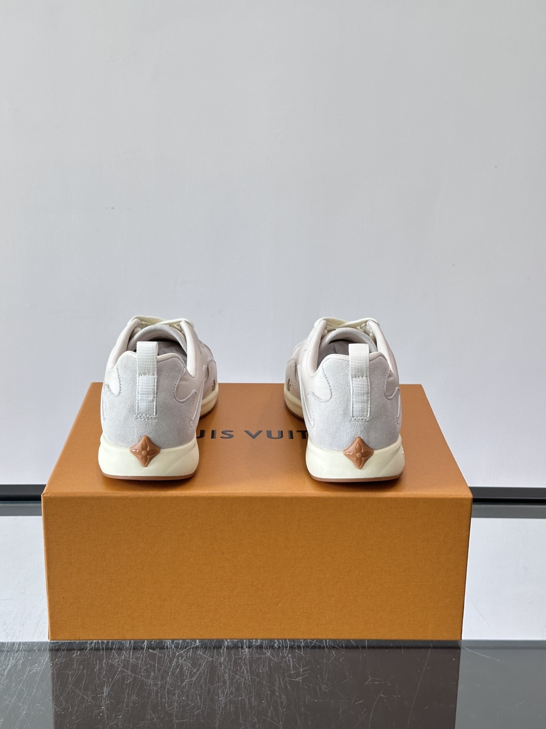 LV DROP-360 运动鞋 LV DROP-360 运动鞋因其仅 300 克的重量而得名，为绒面牛皮革搭配印有 Mo