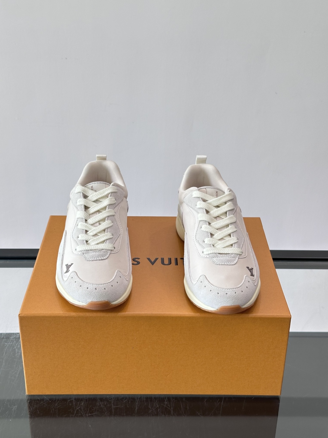 LV DROP-360 运动鞋 LV DROP-360 运动鞋因其仅 300 克的重量而得名，为绒面牛皮革搭配印有 Mo