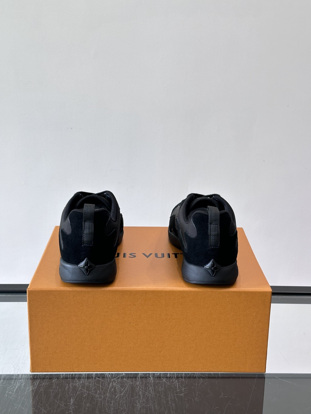 LV DROP-360 运动鞋 LV DROP-360 运动鞋因其仅 300 克的重量而得名，为绒面牛皮革搭配印有 Mo