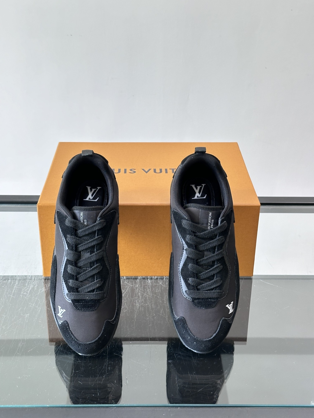 LV DROP-360 运动鞋 LV DROP-360 运动鞋因其仅 300 克的重量而得名，为绒面牛皮革搭配印有 Mo