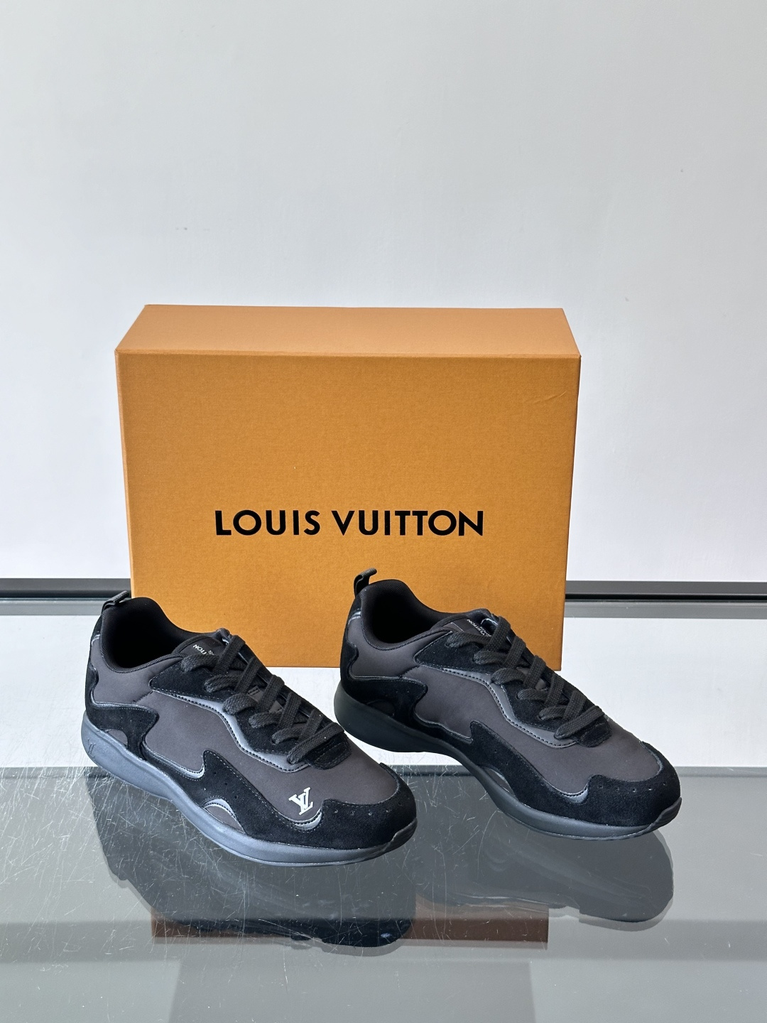 LV DROP-360 运动鞋 LV DROP-360 运动鞋因其仅 300 克的重量而得名，为绒面牛皮革搭配印有 Mo