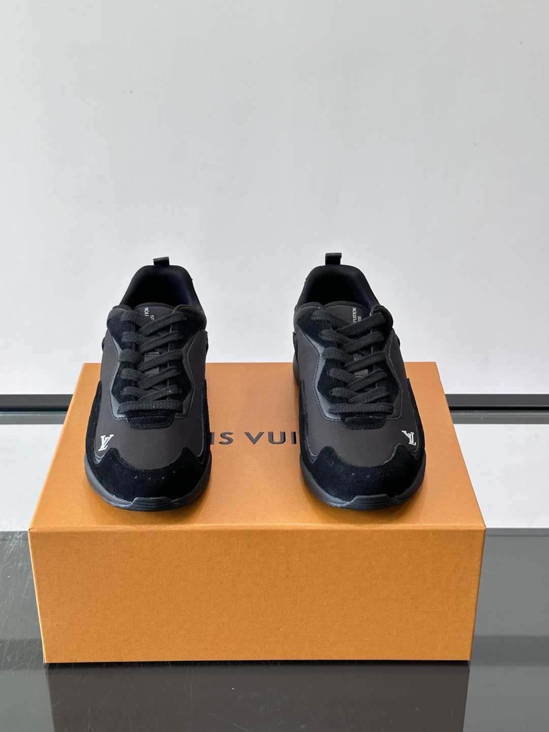 LV DROP-360 运动鞋 LV DROP-360 运动鞋因其仅 300 克的重量而得名，为绒面牛皮革搭配印有 Mo