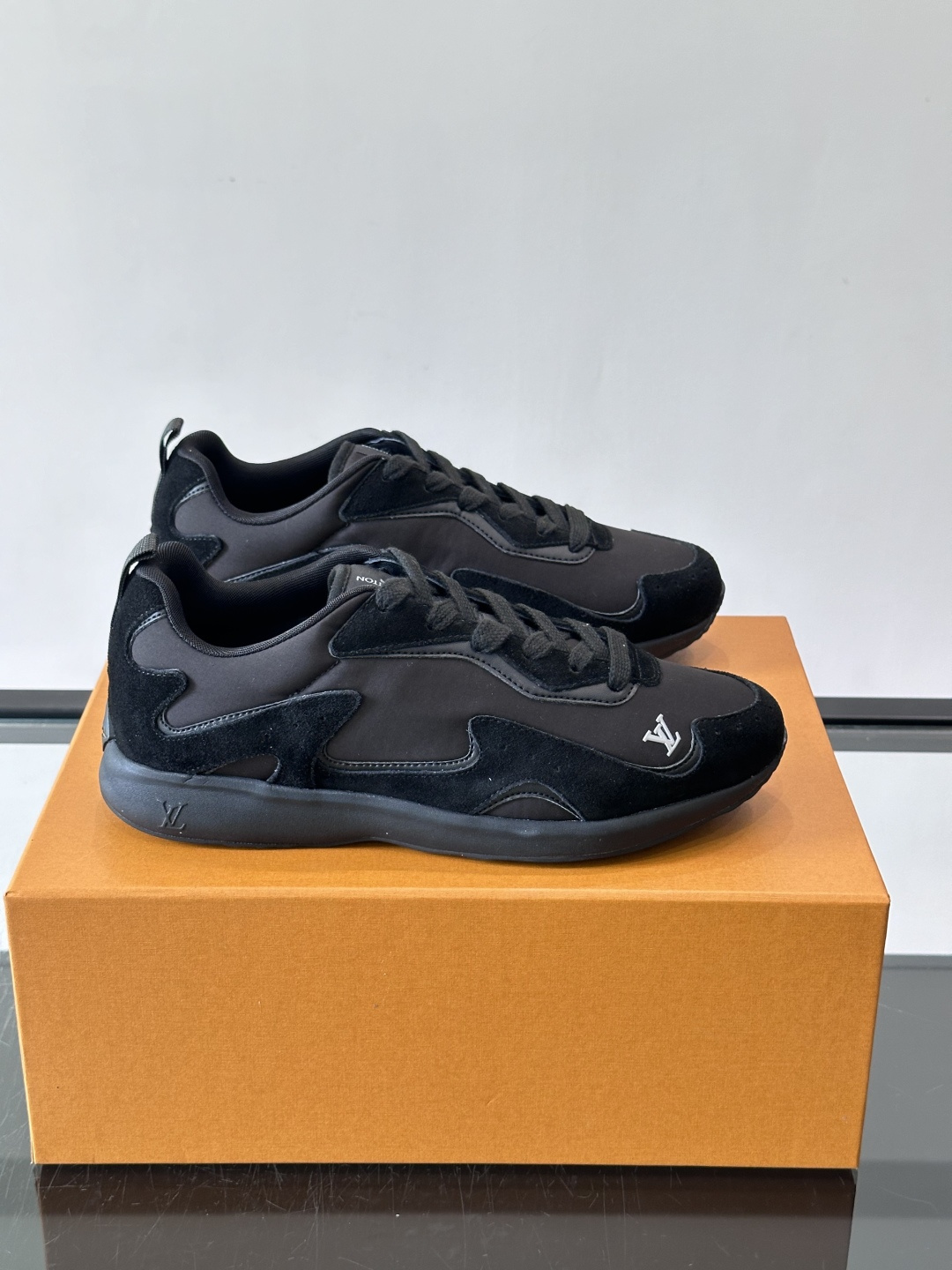 LV DROP-360 运动鞋 LV DROP-360 运动鞋因其仅 300 克的重量而得名，为绒面牛皮革搭配印有 Mo