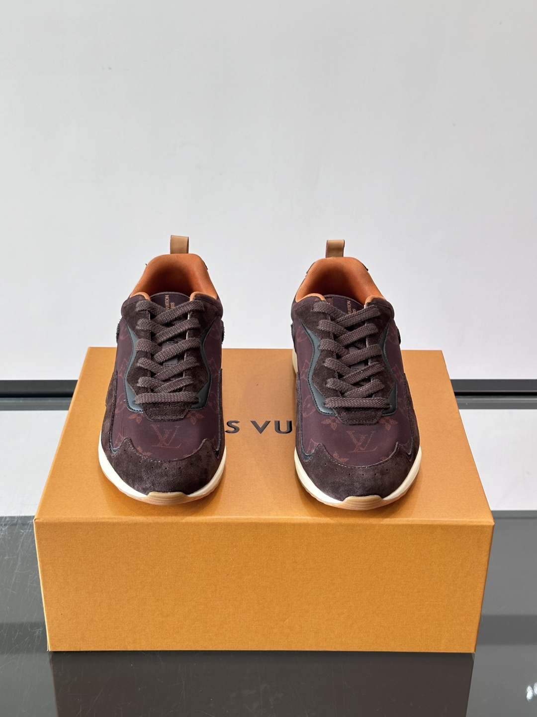 LV DROP-360 运动鞋 LV DROP-360 运动鞋因其仅 300 克的重量而得名，为绒面牛皮革搭配印有 Mo