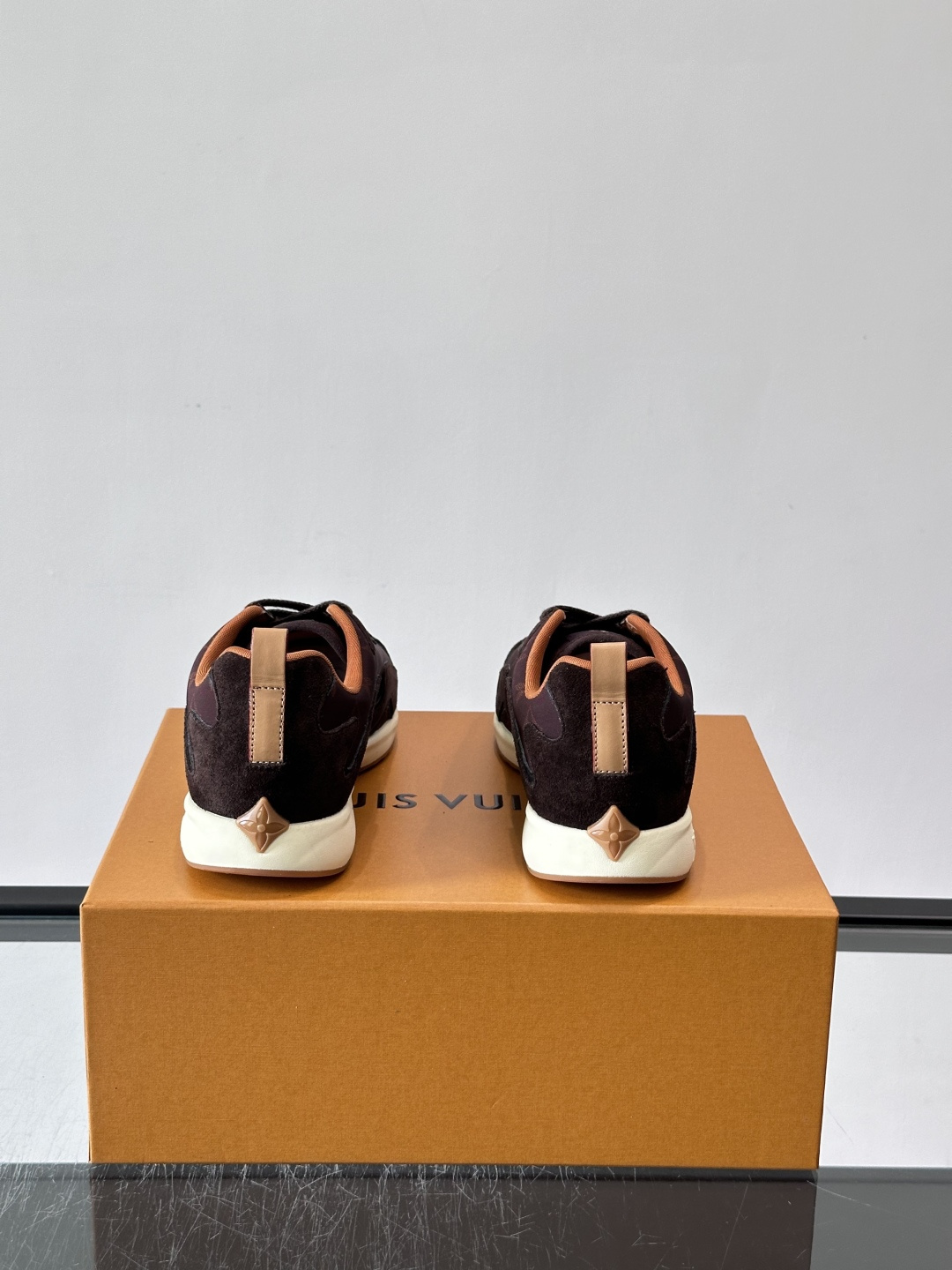 LV DROP-360 运动鞋 LV DROP-360 运动鞋因其仅 300 克的重量而得名，为绒面牛皮革搭配印有 Mo