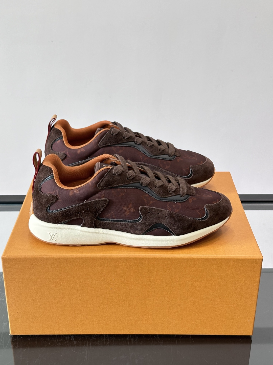 LV DROP-360 运动鞋 LV DROP-360 运动鞋因其仅 300 克的重量而得名，为绒面牛皮革搭配印有 Mo
