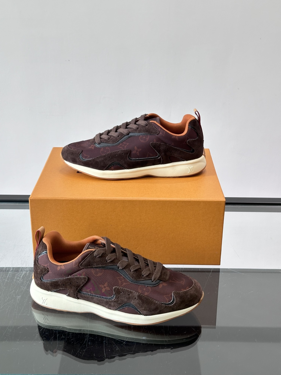 LV DROP-360 运动鞋 LV DROP-360 运动鞋因其仅 300 克的重量而得名，为绒面牛皮革搭配印有 Mo