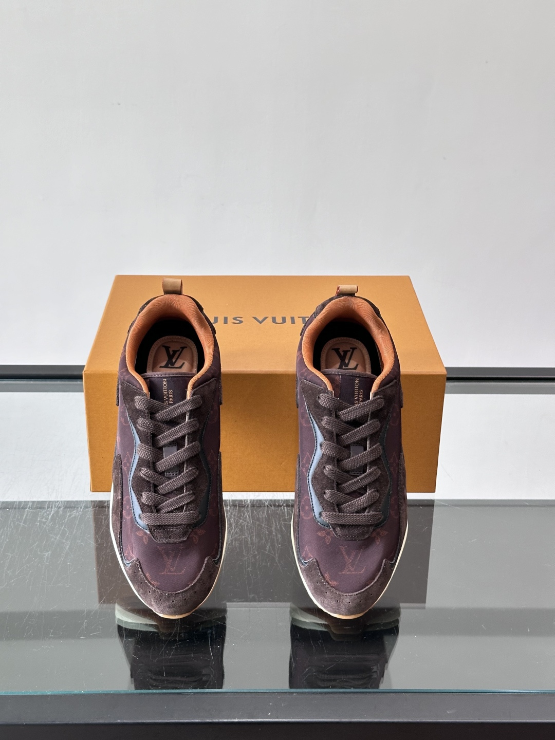 LV DROP-360 运动鞋 LV DROP-360 运动鞋因其仅 300 克的重量而得名，为绒面牛皮革搭配印有 Mo