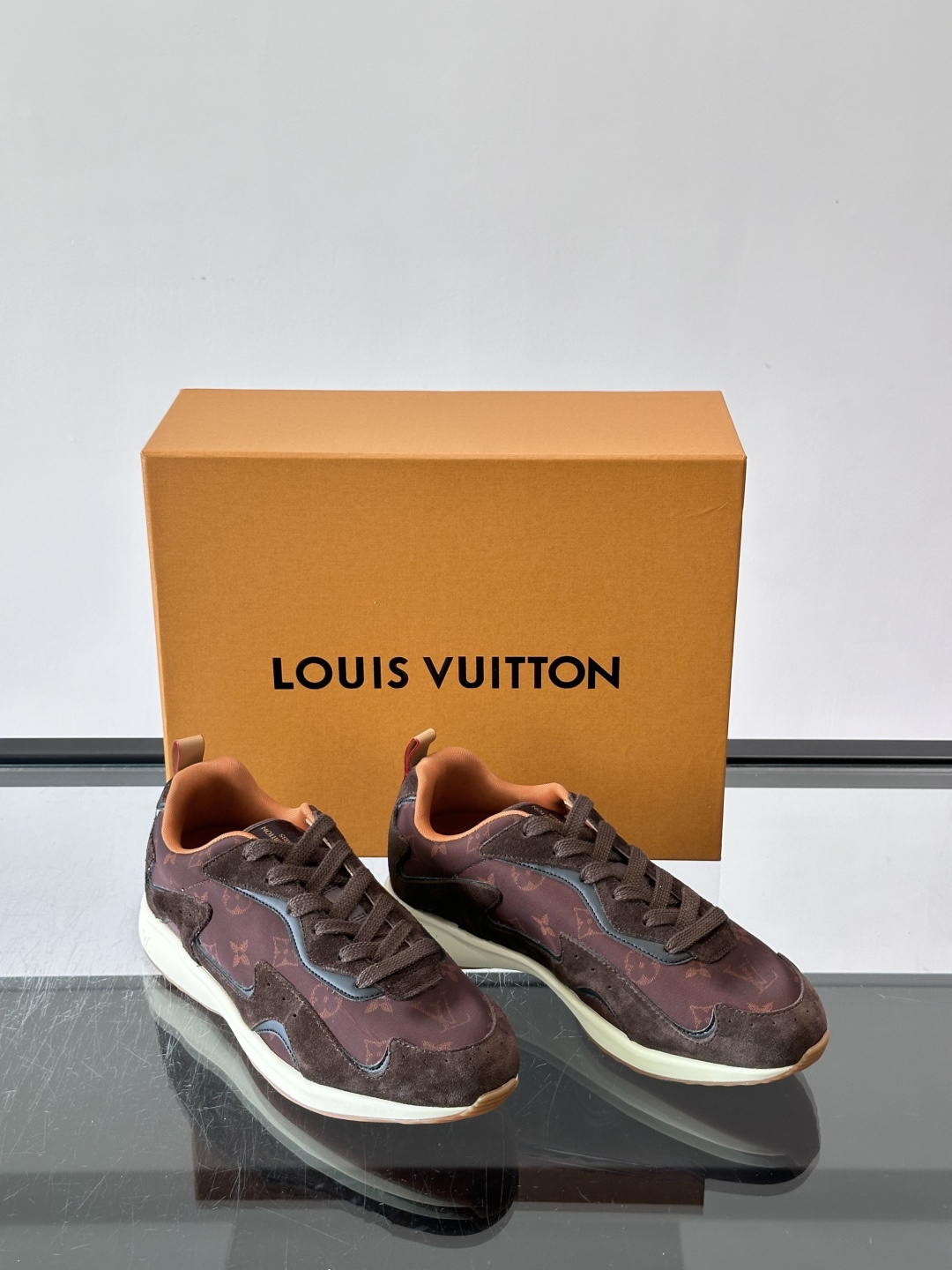 LV DROP-360 运动鞋 LV DROP-360 运动鞋因其仅 300 克的重量而得名，为绒面牛皮革搭配印有 Mo