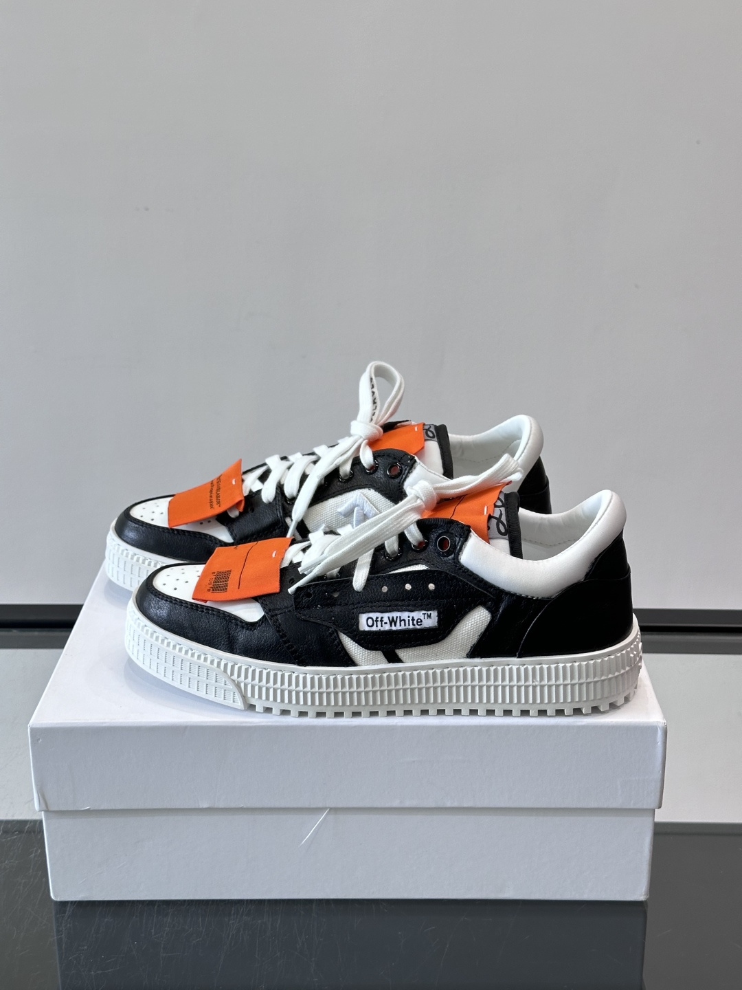 ​​Off-White 26ss 经典配色。皮革 ➕冲孔鞋面拼接，鞋侧有 Off-White 标志性文字标签，超级大吊牌