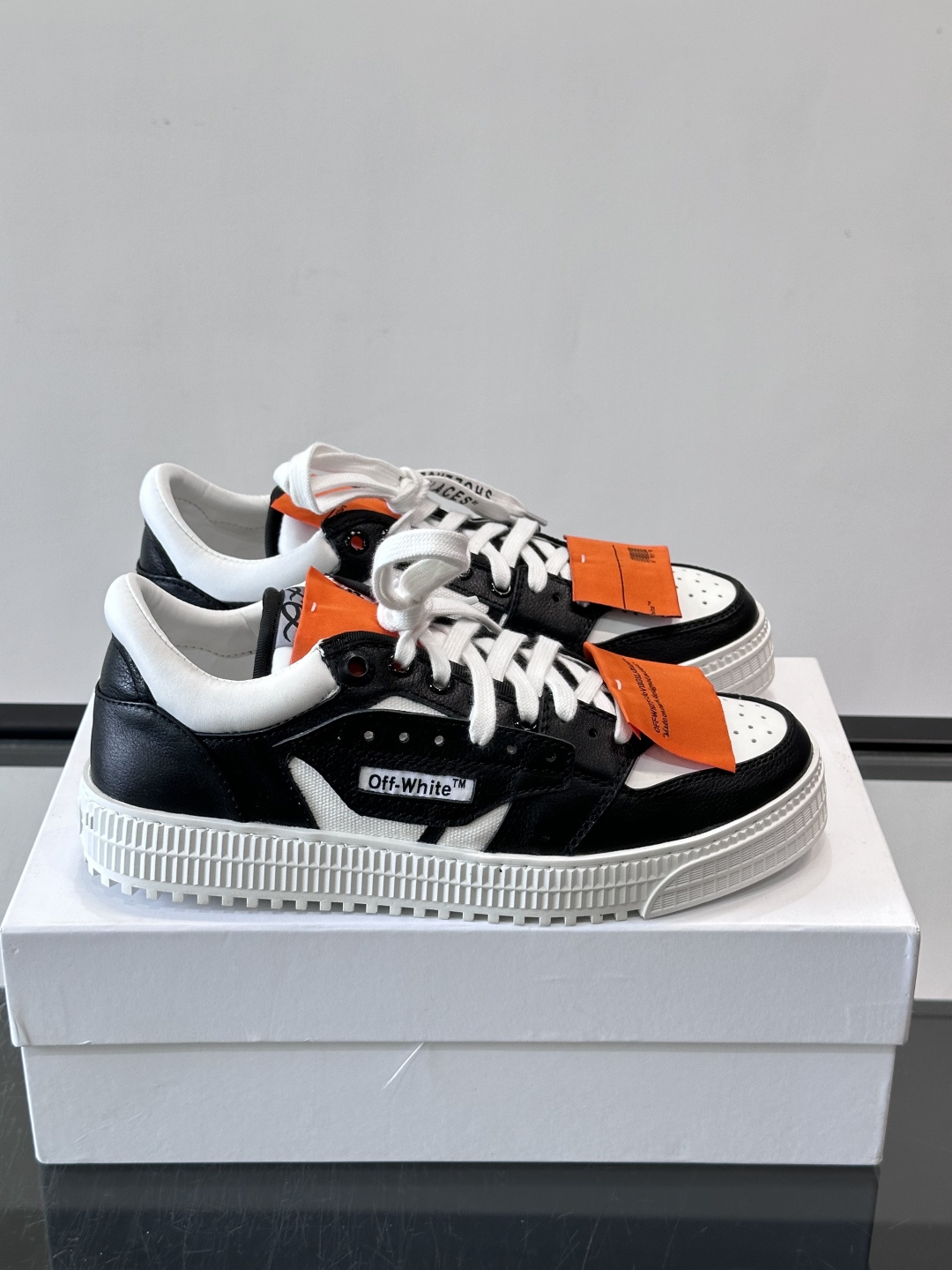​​Off-White 26ss 经典配色。皮革 ➕冲孔鞋面拼接，鞋侧有 Off-White 标志性文字标签，超级大吊牌