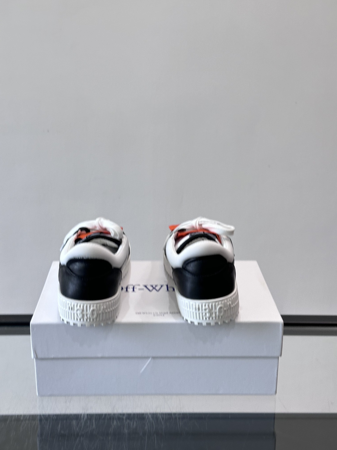 ​​Off-White 26ss 经典配色。皮革 ➕冲孔鞋面拼接，鞋侧有 Off-White 标志性文字标签，超级大吊牌