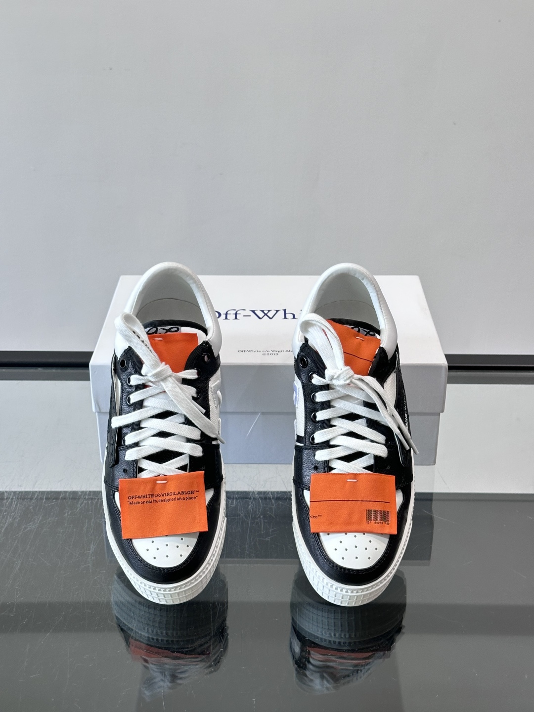 ​​Off-White 26ss 经典配色。皮革 ➕冲孔鞋面拼接，鞋侧有 Off-White 标志性文字标签，超级大吊牌