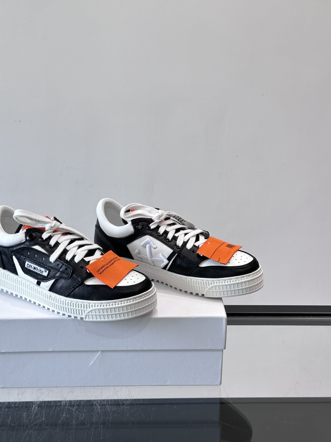 ​​Off-White 26ss 经典配色。皮革 ➕冲孔鞋面拼接，鞋侧有 Off-White 标志性文字标签，超级大吊牌