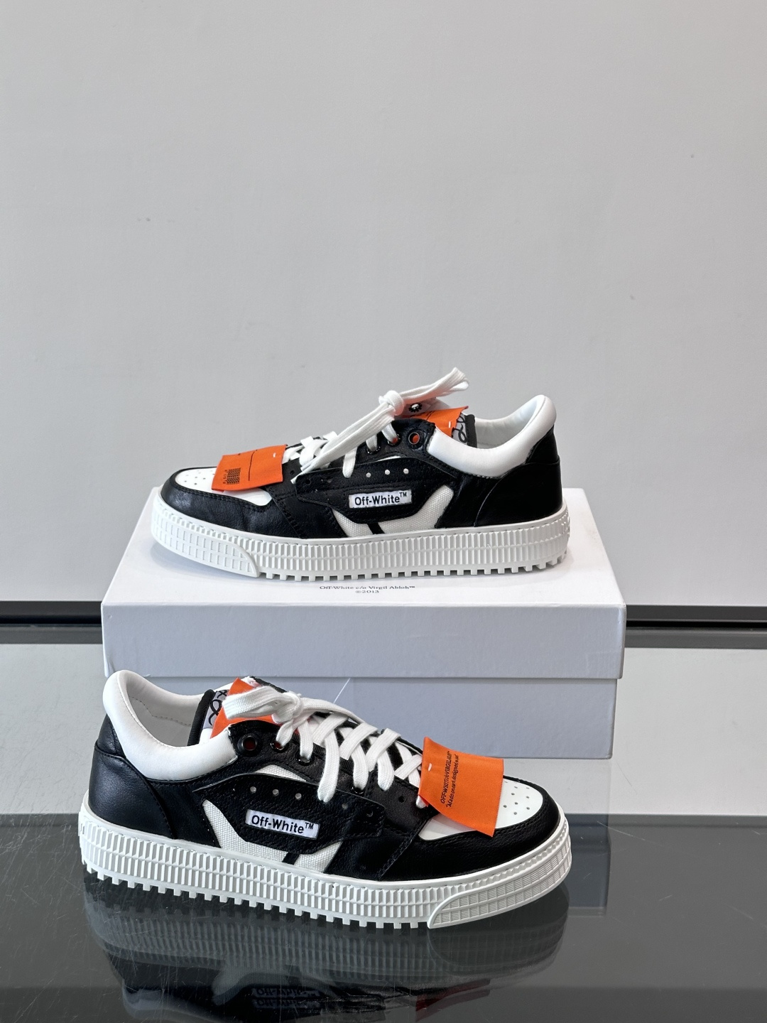 ​​Off-White 26ss 经典配色。皮革 ➕冲孔鞋面拼接，鞋侧有 Off-White 标志性文字标签，超级大吊牌