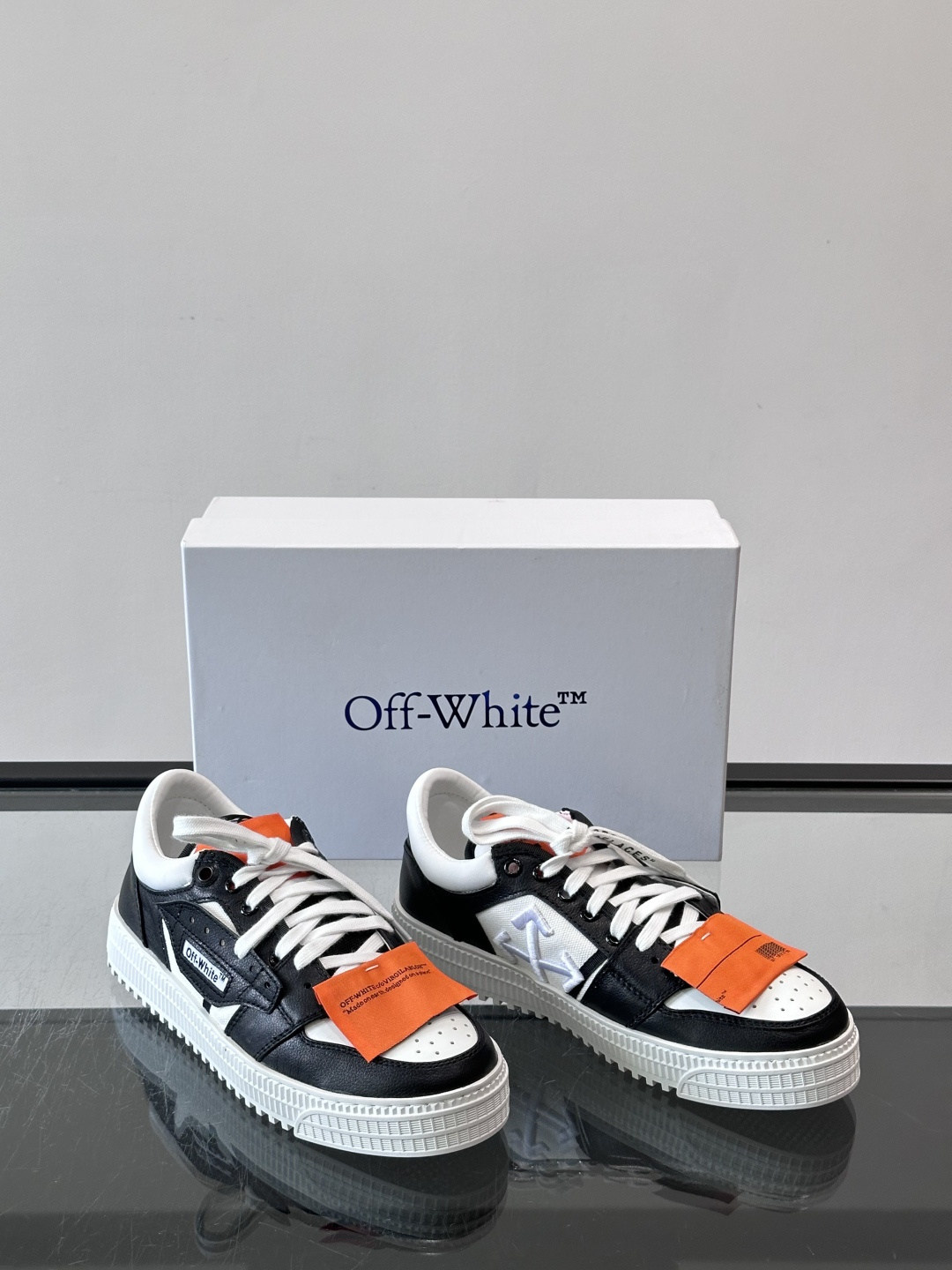 ​​Off-White 26ss 经典配色。皮革 ➕冲孔鞋面拼接，鞋侧有 Off-White 标志性文字标签，超级大吊牌