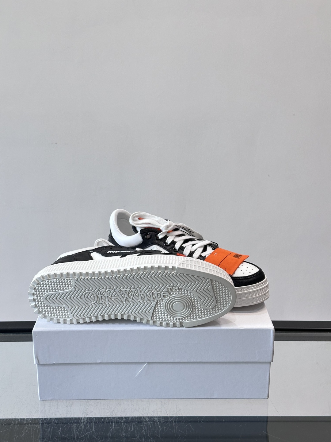 ​​Off-White 26ss 经典配色。皮革 ➕冲孔鞋面拼接，鞋侧有 Off-White 标志性文字标签，超级大吊牌