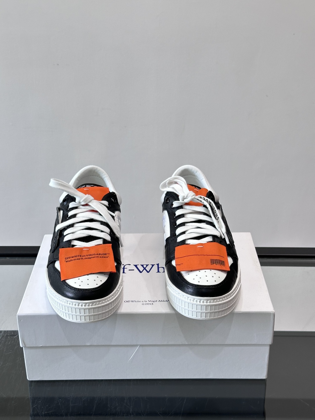 ​​Off-White 26ss 经典配色。皮革 ➕冲孔鞋面拼接，鞋侧有 Off-White 标志性文字标签，超级大吊牌