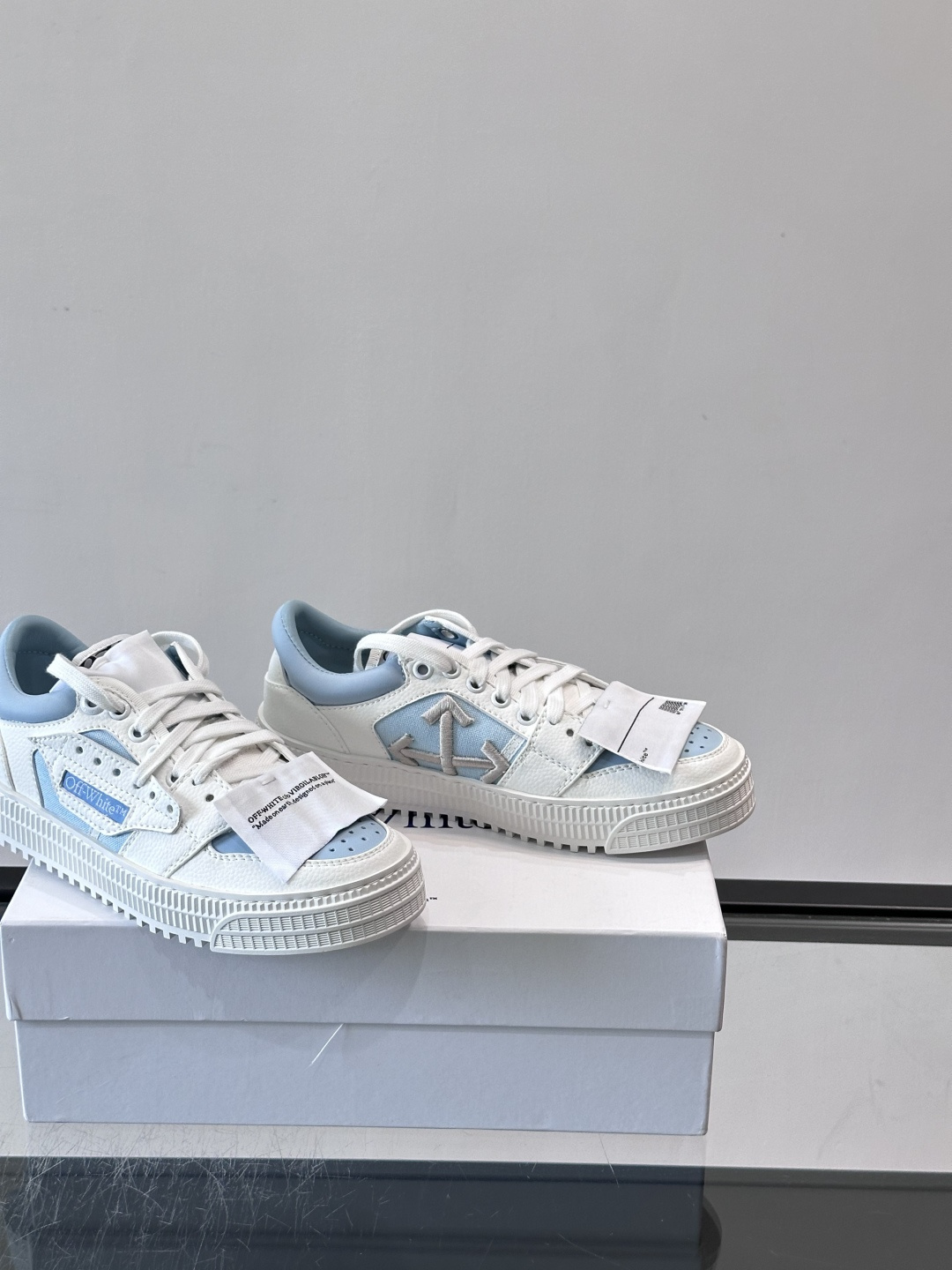 Off-White 26ss 经典配色。皮革 ➕冲孔鞋面拼接,鞋侧有 Off-White 标志性文字标签,超级大吊牌 Off-White 26ss 经典配色。皮革 ➕冲孔鞋面拼接,鞋侧有 Off-White 标志性文字标签,超级大吊牌
