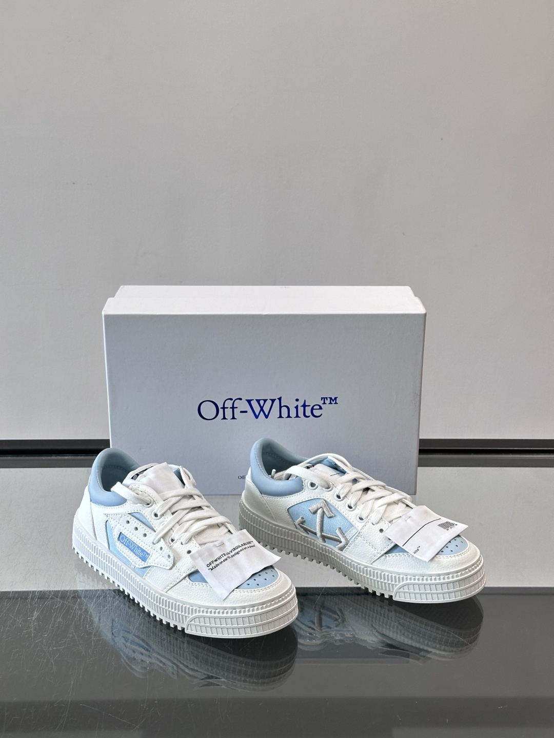 Off-White 26ss 经典配色。皮革 ➕冲孔鞋面拼接,鞋侧有 Off-White 标志性文字标签,超级大吊牌 Off-White 26ss 经典配色。皮革 ➕冲孔鞋面拼接,鞋侧有 Off-White 标志性文字标签,超级大吊牌
