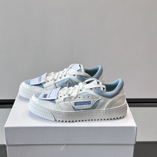 Off-White 26ss 经典配色。皮革 ➕冲孔鞋面拼接,鞋侧有 Off-White 标志性文字标签,超级大吊牌 Off-White 26ss 经典配色。皮革 ➕冲孔鞋面拼接,鞋侧有 Off-White 标志性文字标签,超级大吊牌