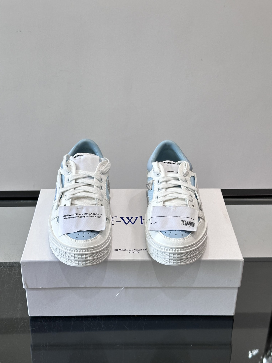 Off-White 26ss 经典配色。皮革 ➕冲孔鞋面拼接,鞋侧有 Off-White 标志性文字标签,超级大吊牌 Off-White 26ss 经典配色。皮革 ➕冲孔鞋面拼接,鞋侧有 Off-White 标志性文字标签,超级大吊牌