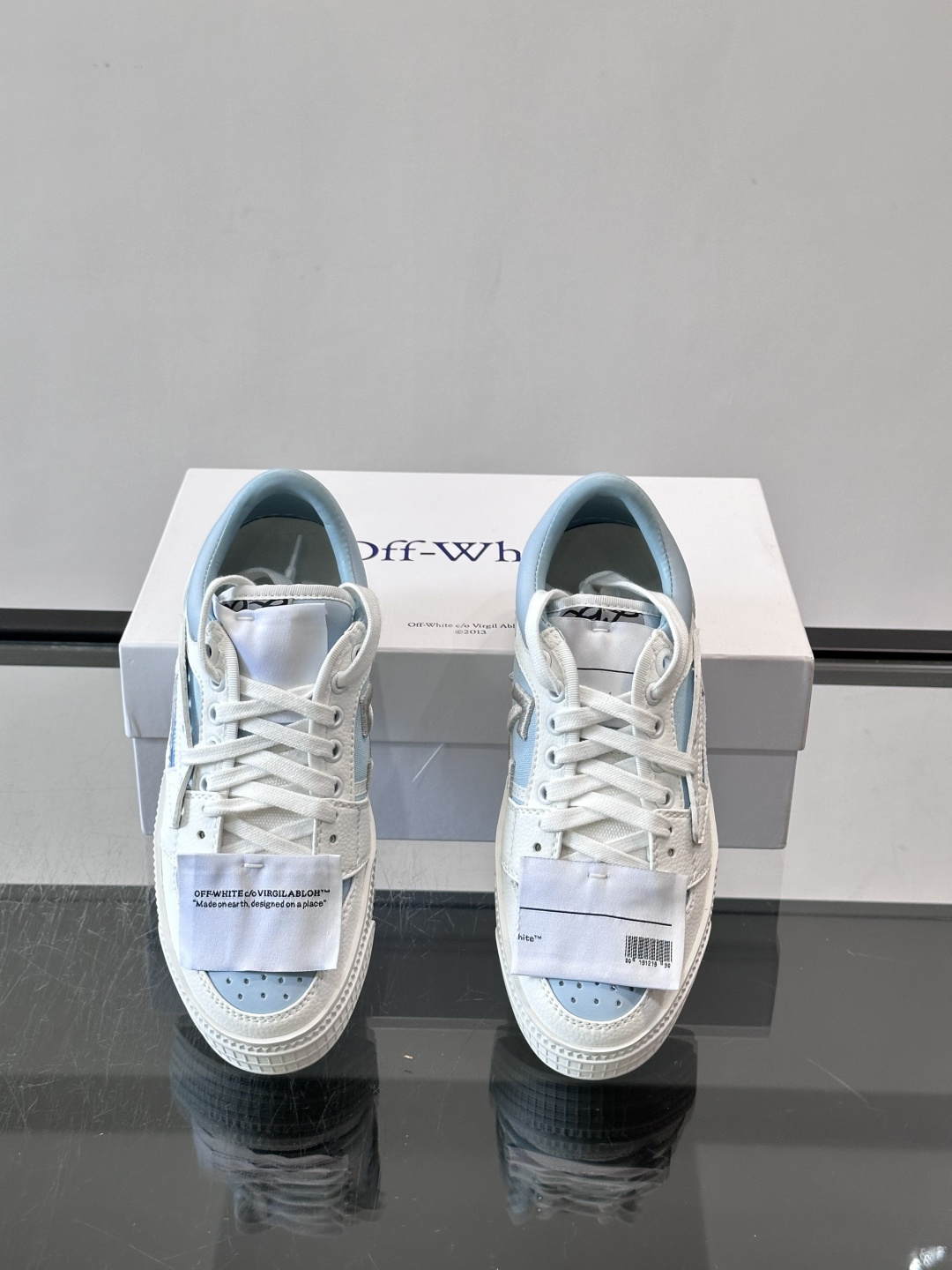 Off-White 26ss 经典配色。皮革 ➕冲孔鞋面拼接,鞋侧有 Off-White 标志性文字标签,超级大吊牌 Off-White 26ss 经典配色。皮革 ➕冲孔鞋面拼接,鞋侧有 Off-White 标志性文字标签,超级大吊牌