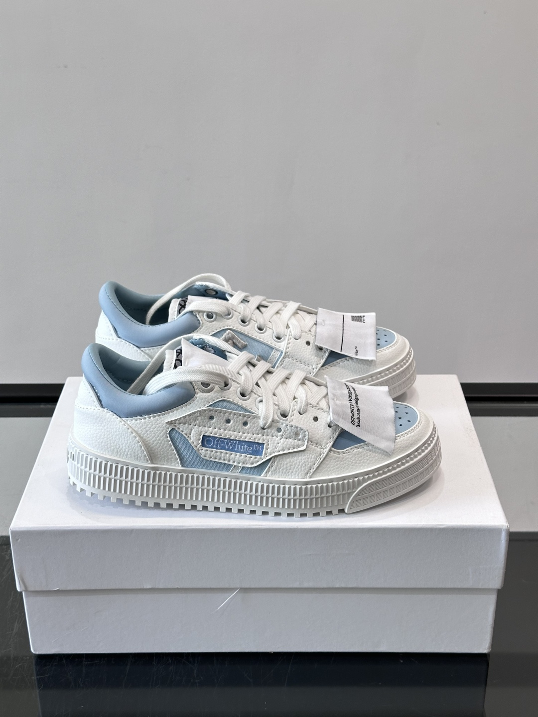 Off-White 26ss 经典配色。皮革 ➕冲孔鞋面拼接,鞋侧有 Off-White 标志性文字标签,超级大吊牌 Off-White 26ss 经典配色。皮革 ➕冲孔鞋面拼接,鞋侧有 Off-White 标志性文字标签,超级大吊牌