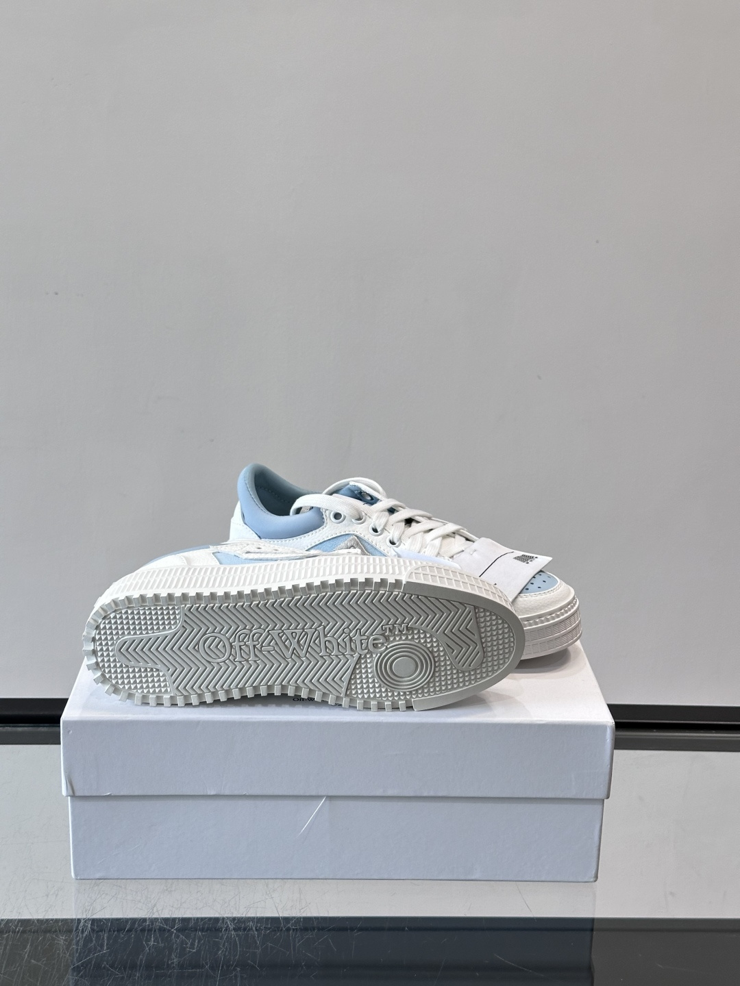 Off-White 26ss 经典配色。皮革 ➕冲孔鞋面拼接,鞋侧有 Off-White 标志性文字标签,超级大吊牌 Off-White 26ss 经典配色。皮革 ➕冲孔鞋面拼接,鞋侧有 Off-White 标志性文字标签,超级大吊牌