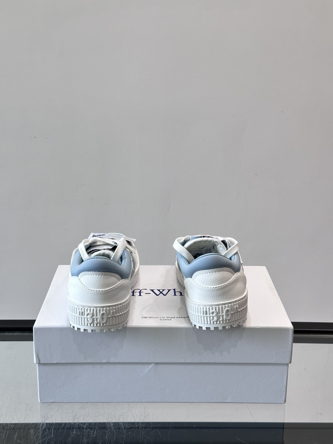 Off-White 26ss 经典配色。皮革 ➕冲孔鞋面拼接,鞋侧有 Off-White 标志性文字标签,超级大吊牌 Off-White 26ss 经典配色。皮革 ➕冲孔鞋面拼接,鞋侧有 Off-White 标志性文字标签,超级大吊牌