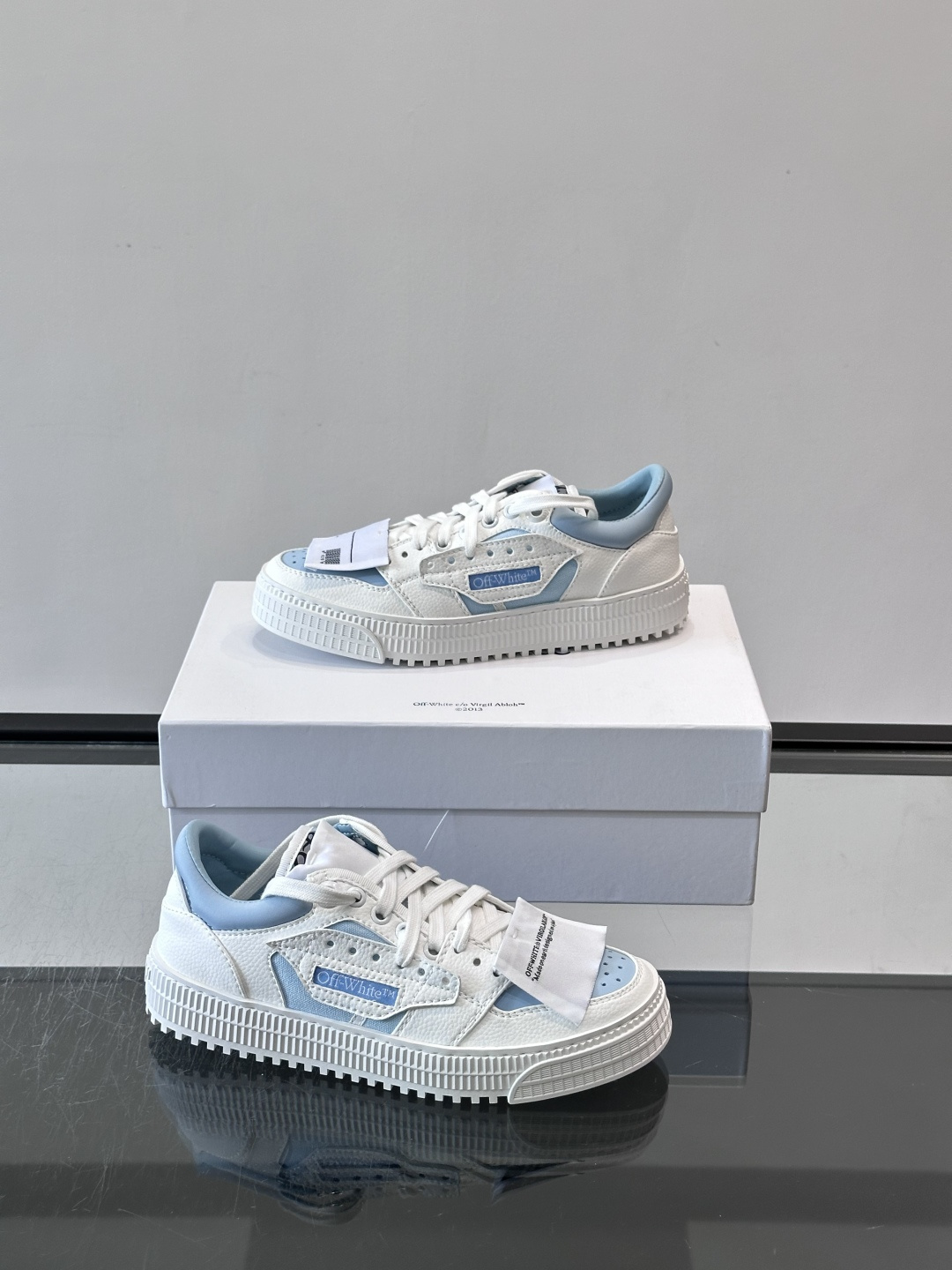 Off-White 26ss 经典配色。皮革 ➕冲孔鞋面拼接,鞋侧有 Off-White 标志性文字标签,超级大吊牌 Off-White 26ss 经典配色。皮革 ➕冲孔鞋面拼接,鞋侧有 Off-White 标志性文字标签,超级大吊牌