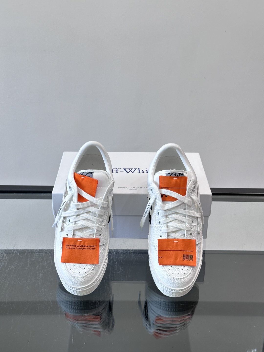 ​​Off-White 26ss 经典配色。皮革 ➕冲孔鞋面拼接，鞋侧有 Off-White 标志性文字标签，超级大吊牌