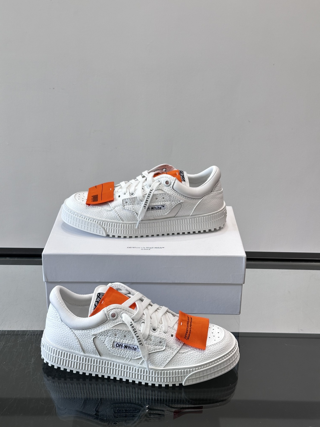 ​​Off-White 26ss 经典配色。皮革 ➕冲孔鞋面拼接，鞋侧有 Off-White 标志性文字标签，超级大吊牌