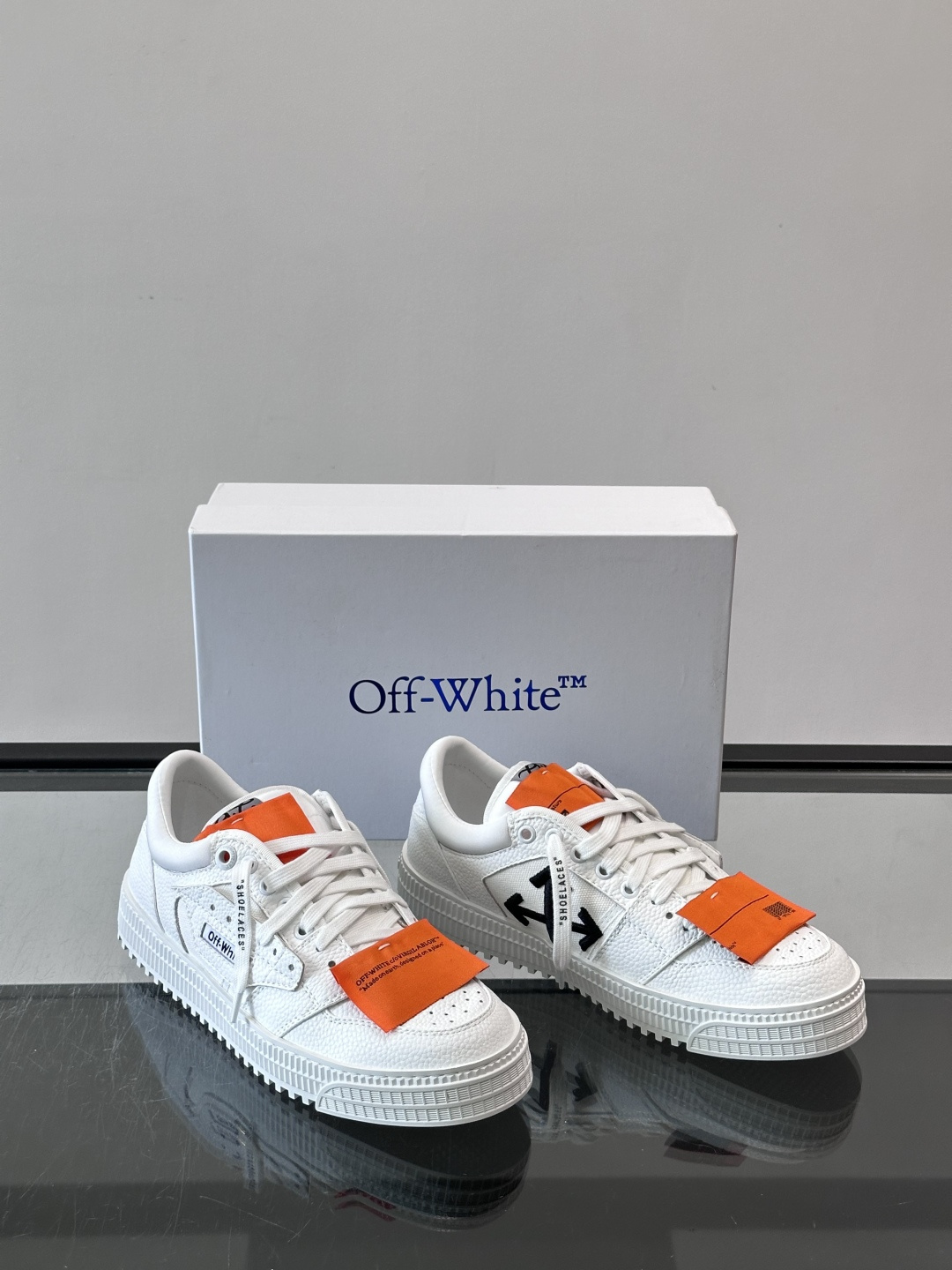 ​​Off-White 26ss 经典配色。皮革 ➕冲孔鞋面拼接，鞋侧有 Off-White 标志性文字标签，超级大吊牌