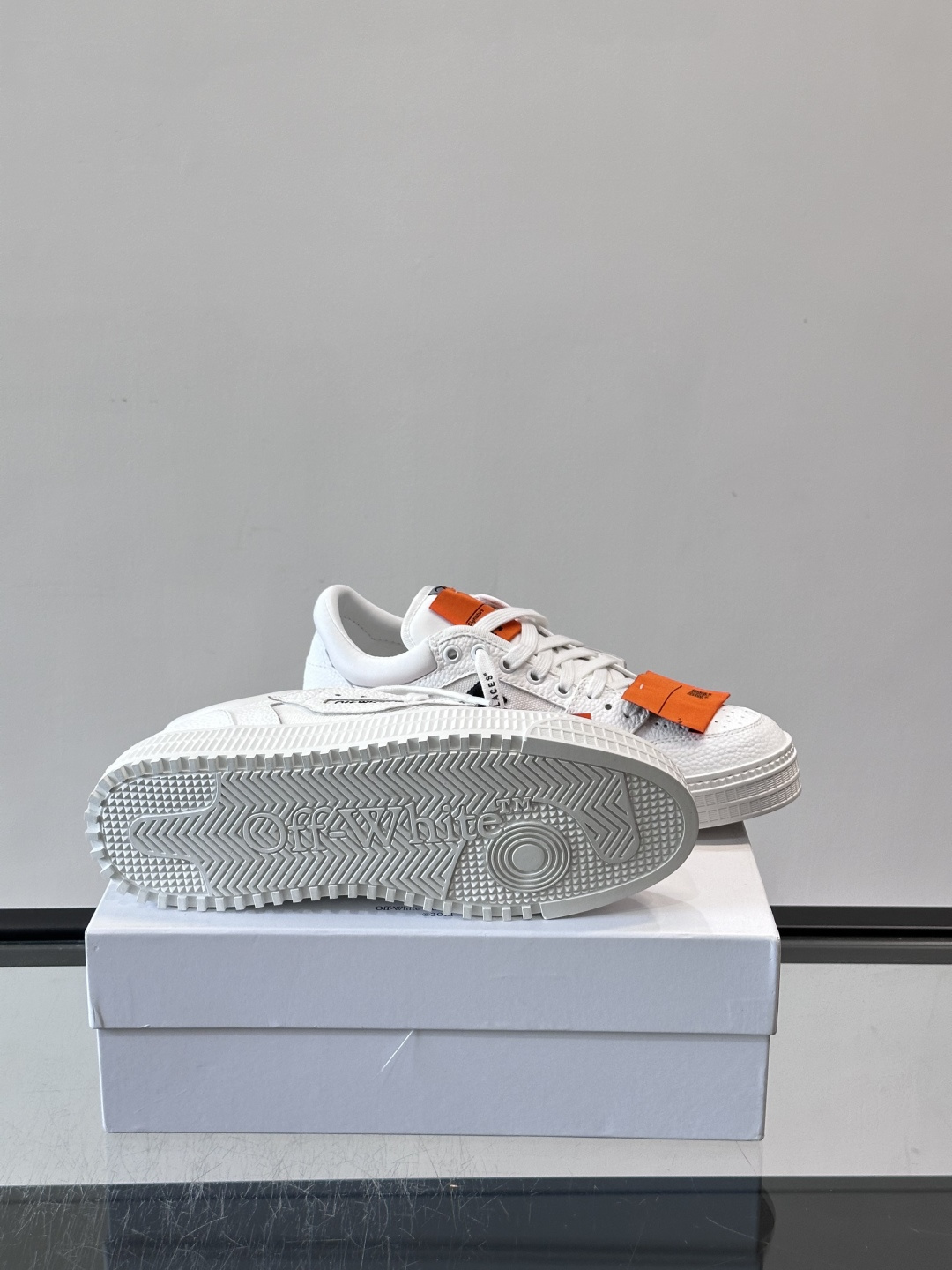 ​​Off-White 26ss 经典配色。皮革 ➕冲孔鞋面拼接，鞋侧有 Off-White 标志性文字标签，超级大吊牌