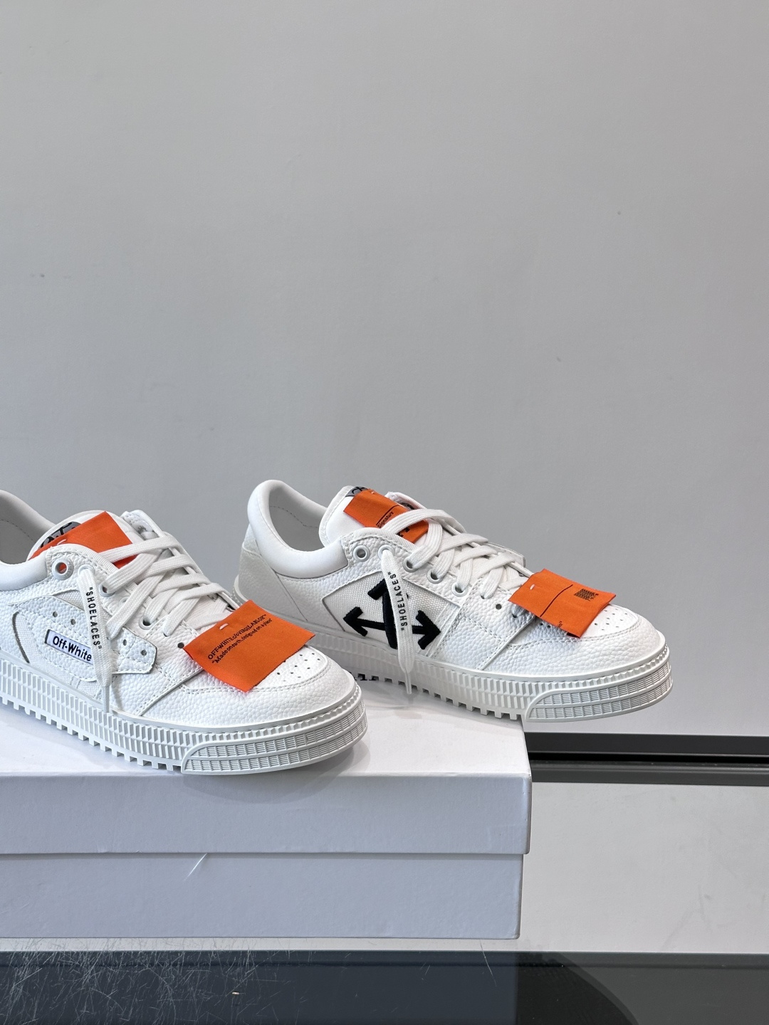 ​​Off-White 26ss 经典配色。皮革 ➕冲孔鞋面拼接，鞋侧有 Off-White 标志性文字标签，超级大吊牌