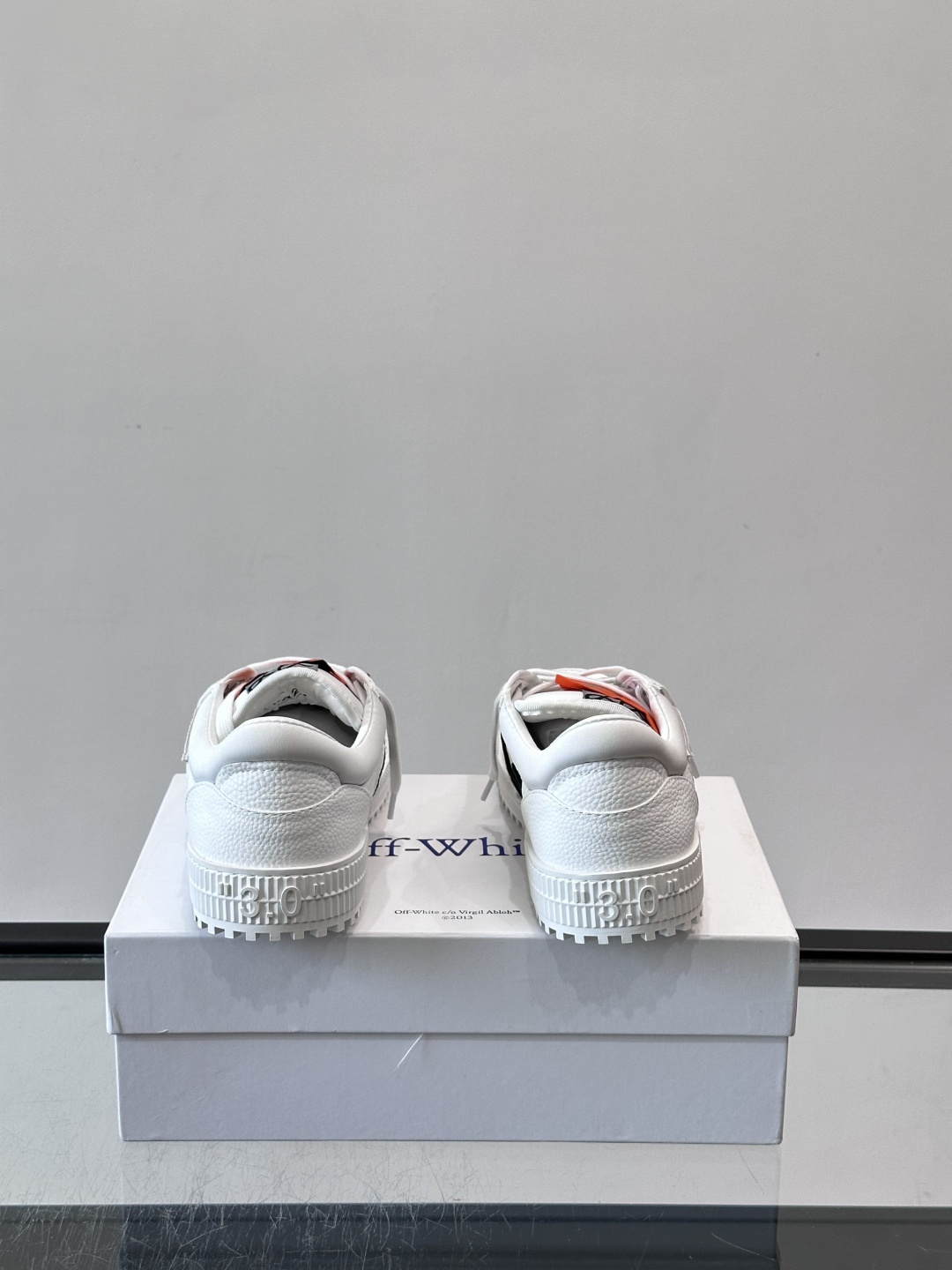 ​​Off-White 26ss 经典配色。皮革 ➕冲孔鞋面拼接，鞋侧有 Off-White 标志性文字标签，超级大吊牌