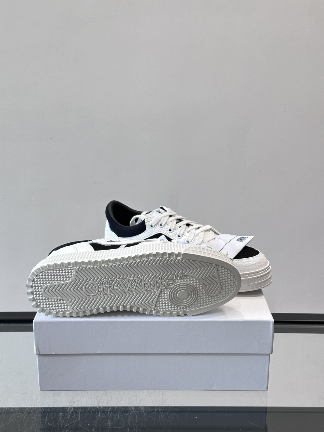 ​​Off-White 26ss 经典配色。皮革 ➕冲孔鞋面拼接，鞋侧有 Off-White 标志性文字标签，超级大吊牌
