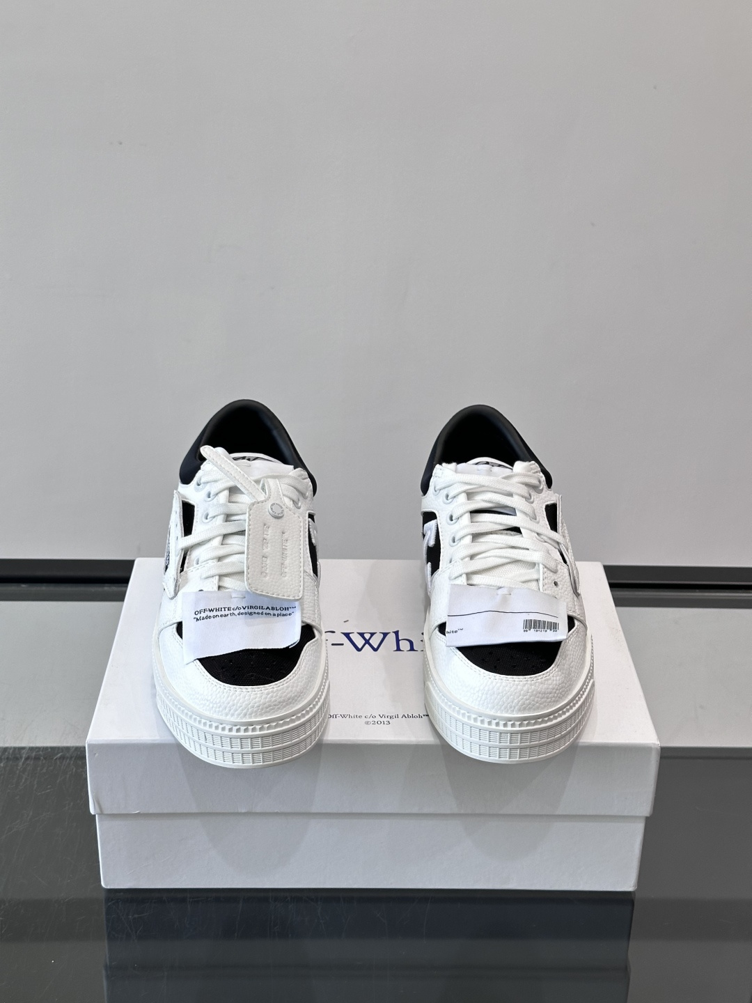 ​​Off-White 26ss 经典配色。皮革 ➕冲孔鞋面拼接，鞋侧有 Off-White 标志性文字标签，超级大吊牌