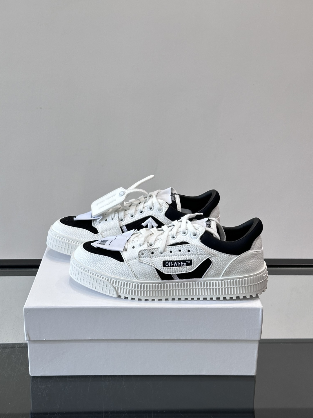 ​​Off-White 26ss 经典配色。皮革 ➕冲孔鞋面拼接，鞋侧有 Off-White 标志性文字标签，超级大吊牌