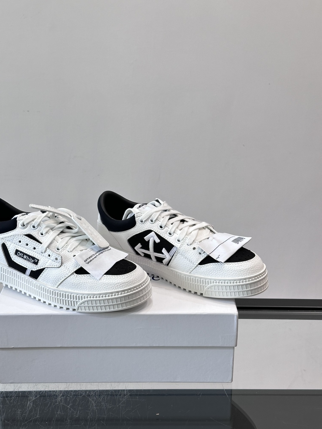 ​​Off-White 26ss 经典配色。皮革 ➕冲孔鞋面拼接，鞋侧有 Off-White 标志性文字标签，超级大吊牌
