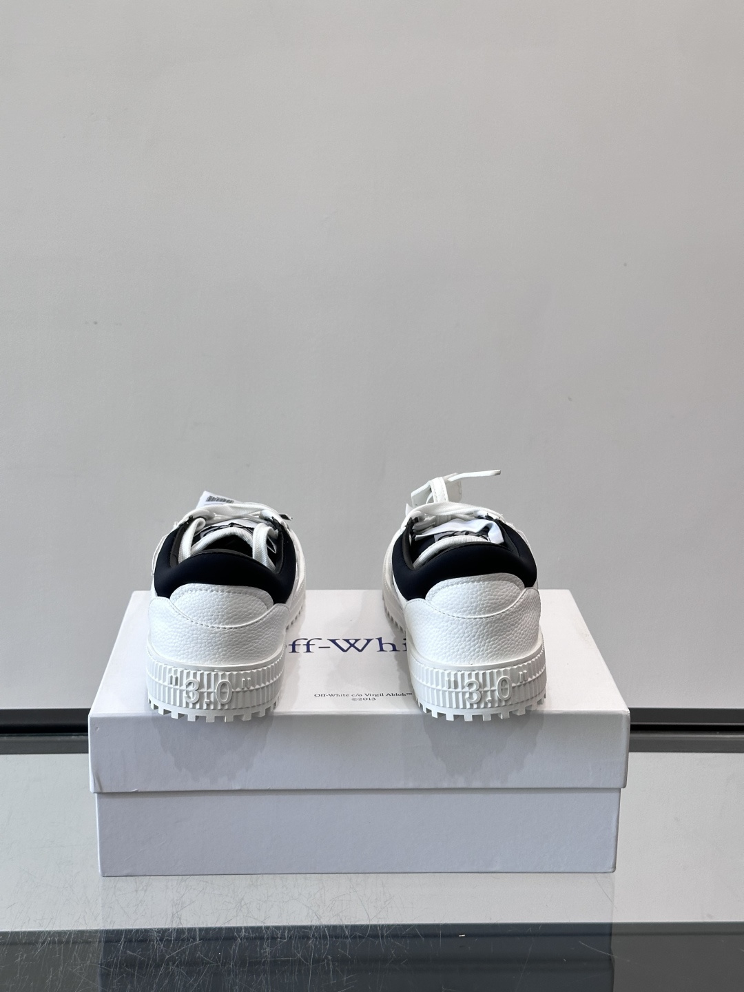 ​​Off-White 26ss 经典配色。皮革 ➕冲孔鞋面拼接，鞋侧有 Off-White 标志性文字标签，超级大吊牌